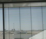 Žaliuzės o už lango oro uostas